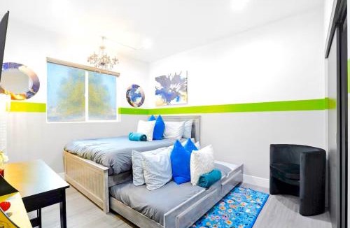 North Hollywood Apartment | E - 2 Homes - Sleeps 26 by Universal - Patio -Games - FIFA SoFi World Cup
