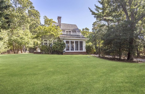 Barnes Landing House | East Hampton: Chic 4 bed, Water Views, Walk to Beach, 5 min drive to Amagansett