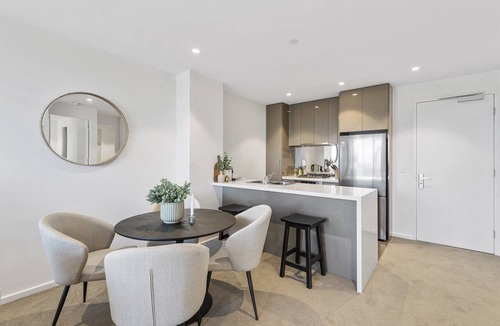Southbank Apartment | Elegant 2-Bed Apartment with Balcony & City Views