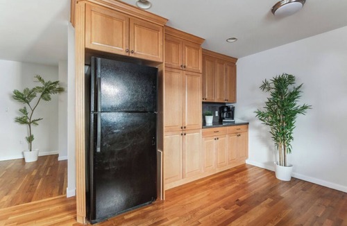 White Plains House | Elegant Spacious Retreat Sleeps 16 Prime Area Free Parking Near NYC