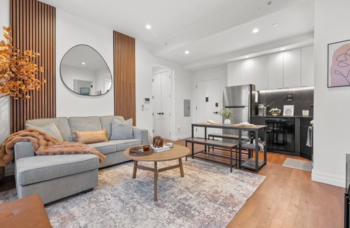 Downtown Apartment | “Elm City” Retreat Near Yale, Parking, Gym, Downtown, Wooster Sq & Union Station