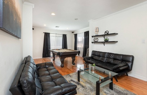 Carthay Circle House | Embrace Tranquility: Your Ideal Retreat in Pico Robertson
