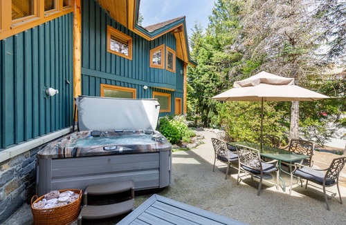 Nicklaus North Ski Chalet | ❄︎Emerald Chalet❄︎ 5 BR Chalet with Hot Tub & BBQ, First Hole of Golf Course