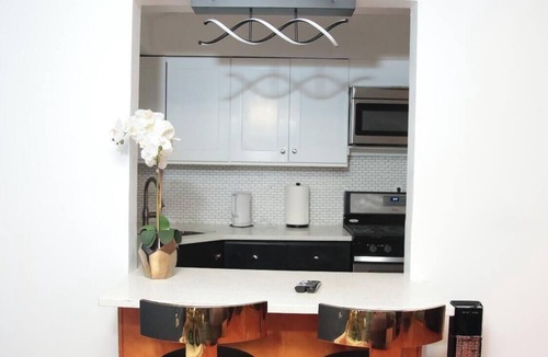 Queens House | Empire Suite Fully Furnished Suite 30+ Day Stays Ideal for Professionals