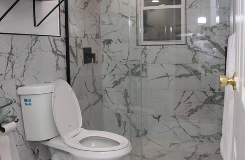 Queens House | Empire Suite Fully Furnished Suite 30+ Day Stays Ideal for Professionals