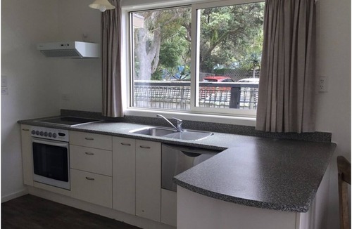 Waiwera Cottage | Everso relaxing beach cottage. Perfect for couples. Meters from Waiwera Beach.
