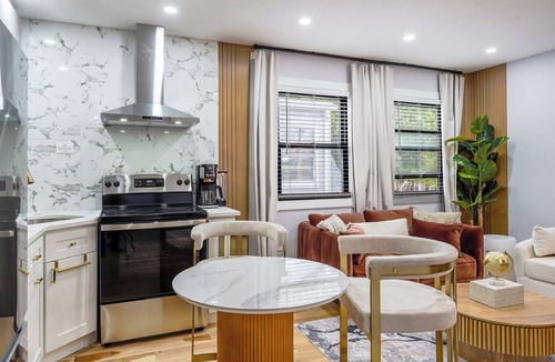 Queens Apartment | Fabulous 2-bedroom apartment - Velvet Vue Suite