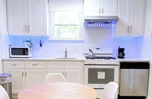 Queens Apartment | Fabulous 3-bedroom 3-bathroom! Parking! Main Street!