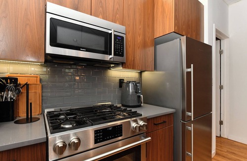 Ukrainian Village Apartment | Fabulous 5-bedroom Townhouse with Patio Terrace in vibrant New York