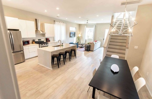 Sugar Creek House | Family-Friendly 4BR w Bunk Beds & Outdoor Grill
