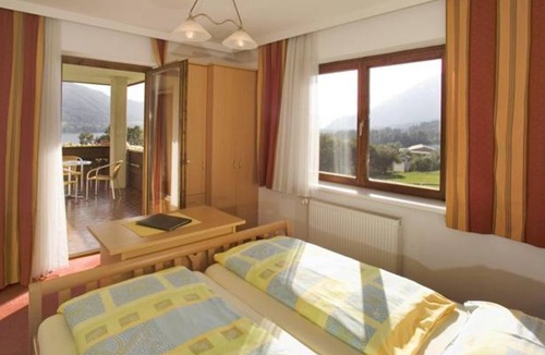 Stiegl House | Family room with balcony and lake view - Familiengasthof Nindler *