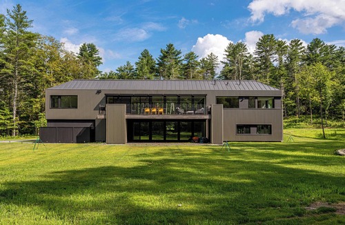 North Egremont House | Fernbrook - Contemporary Getaway with Private Home Gym near Great Barrington