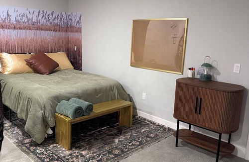 Van Meter Bed & Breakfast | Fireside Bougie Marsh Cinema Retreat w/100” HDTV Screen