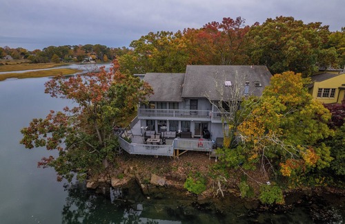 East Haven Cabin | Fun 3-Bed Fishing/Game lodge. Tranquil River leads to LIS, WiFi, in East Haven.