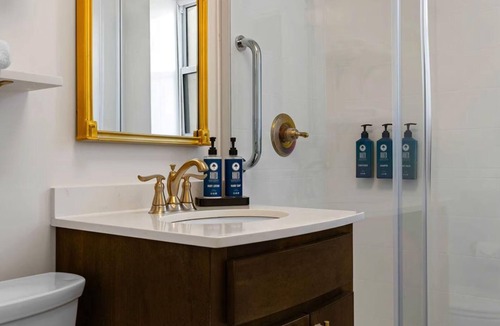 Faubourg Lafayette Resort | Garden District Studio at Wyndham Avenue Plaza – Historic Charm