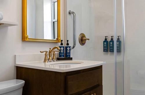 Faubourg Lafayette Resort | Garden District Studio at Wyndham Avenue Plaza – Historic Charm