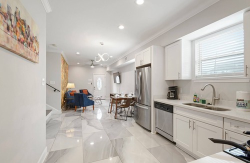 Tulane - Gravier House | Glistening New Superdome Group Home w/10 Beds, Parking, Patio, Grill and 5 Bath