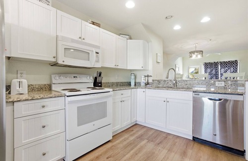 Bermuda Bay House | Good Vibes at Cambridge Cove Town Home, Family Fun Water Park, Beat Traffic with Flex-Stay