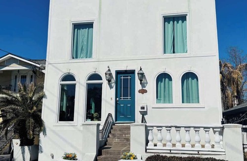 Broadmoor House | Gorgeous Chateau Belle in Uptown New Orleans