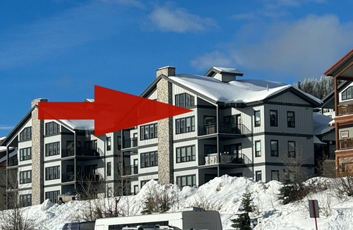 Big White Ski Resort Ski Chalet | Happy Valley penthouse 3 bed chalet, ski in and out, pet friendly