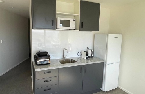 Birkenhead Apartment | Harbour Views & City Lights – Peaceful 2BR Retreat