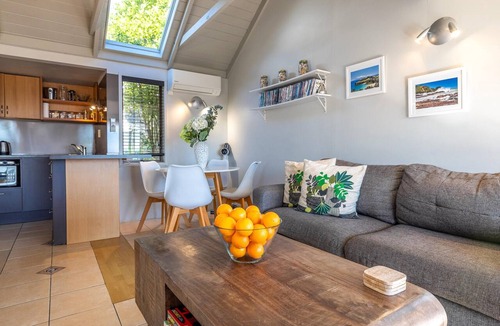 Palm Beach Apartment | Hibiscus Hideaway - Hibiscus Hideaway is a bright, comfortable apartment set within Waiheke Resort, with sea views and a short walk to Palm Beach. Open plan living leads out to a private deck, making it an easy, well-positioned base for couples or so