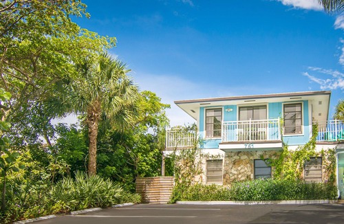 Juno Beach House | Hidden Gem. Steps to Beach. Long & Short Term. Pet friendly.