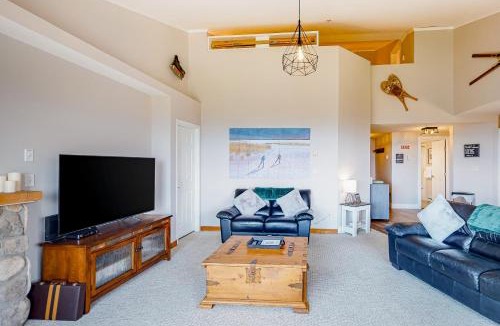 Big White Ski Resort Apartment | Hilltop Hideaway Condo - Legacy 401A