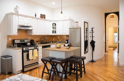 Paulus Hook Apartment | Historic 1869 Brownstone apartment 15 min to NYC downtown