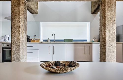 Cardielos Apartment | Holiday Apartment 'Casa do Mestre T2' with Mountain View, Pool and Wi-Fi