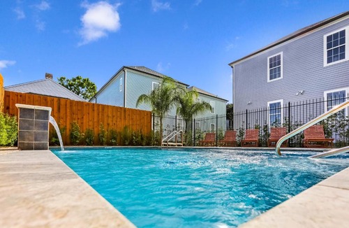 Faubourg Lafayette Apartment | Hosteeva Amazing 4 BR Modern Condo with Balcony Near Frnch Quarter