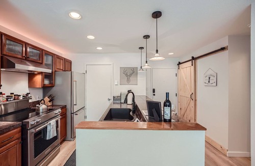 Vail Condo | Hot Tub - Cozy Fire - Mtn Views - Free Vail Ski Bus!