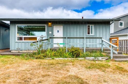 Bandon Apartment | Inviting dog-friendly studio with unobstructed ocean views