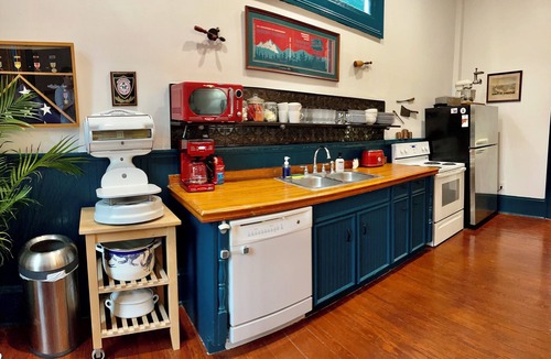 West Riverside House | Jasper's Corner Store- 2 blocks from Magazine Street