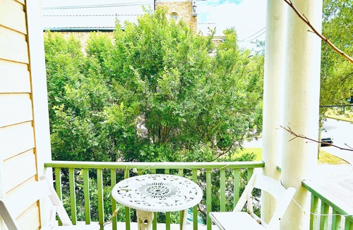 Metairie Apartment | JAZZ FEST! PARIS APT 3BR/1 BA Balcony ON STREETCAR STYLISH French Quarter!