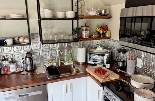 Lafayette Apartment | King Studio for Wedding Guests, Local Events, Family Visits & Work Stays