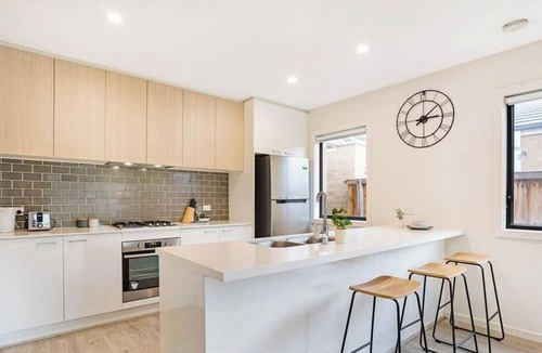 Greenvale House | KozyGuru | Greenvale | Charming 7 Bed House