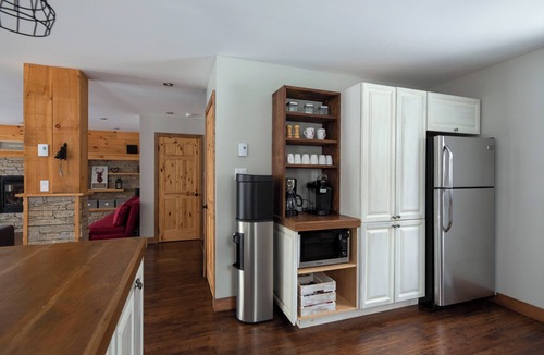 St-Adolphe-d'Howard Ski Chalet | L'Exode au Ruisseau | 4season Spa | Lake | PoolTable | AC |In/Out Fireplace| BBQ