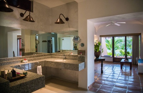Zihuatanejo Hotel | La Casa Que Canta