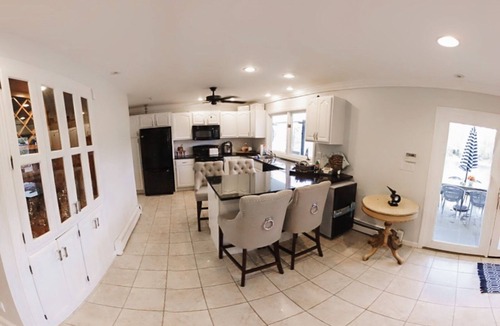 Trumbull House | Lake house cozy to relax with a family. 6 bedroom very spacious house.