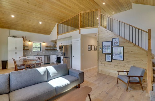 Lakeside Cabin | Lakeside Cabin Retreat w/Private Hot Tub!