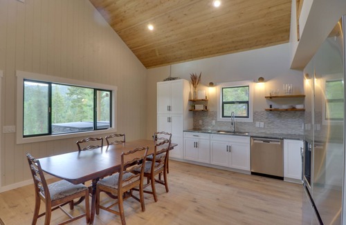 Lakeside Cabin | Lakeside Cabin Retreat w/Private Hot Tub!