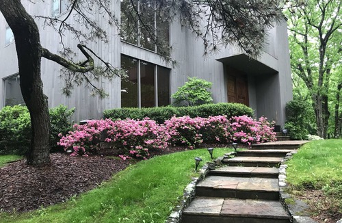 Bedford House | Lakeside luxury, nestled in nature -1 hr north of NYC