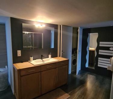 Billom Apartment | Le refuge médiéval - Appartement climatisé perché sous les toits de Billom