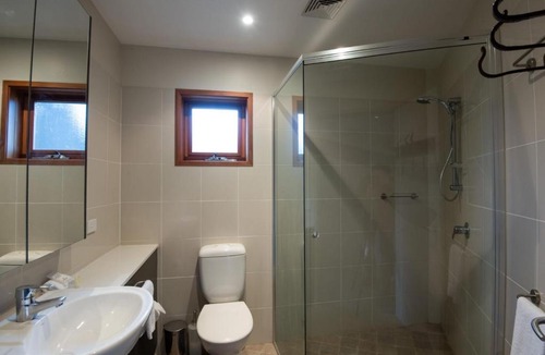 Lake Crackenback House | Les Perrieres Studio - Gym l Indoor Pool l Tennis Court l Cafe l WiFi
