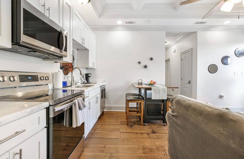 Hollygrove Cottage | Live like a local! - Private Guesthouse