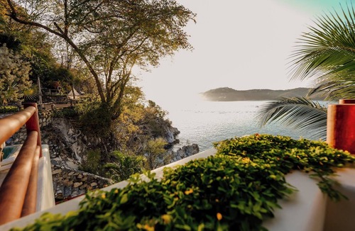 Zihuatanejo House | Luna Kuku Private Beachfront Villa with Chef, Kayaks & Luxury Amenities