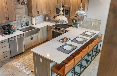Coram Condo | Lux GNP Retreat with Hot Tub and Game Room