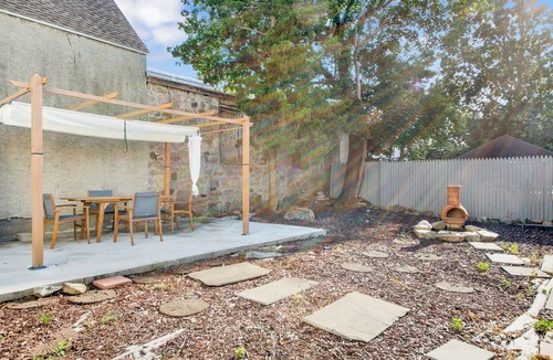 Bryn Mawr House | Luxe 3BR Escape/Game Room/Backyard Pergola/Fireplace/Free Parking