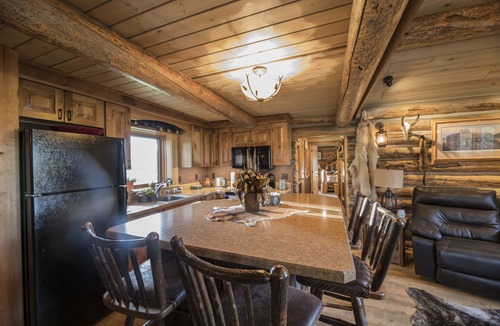 Bozeman Cabin | Luxurious Log Cabin - Wildlife Pond - Adjoining Cabin with Kitchenette Available